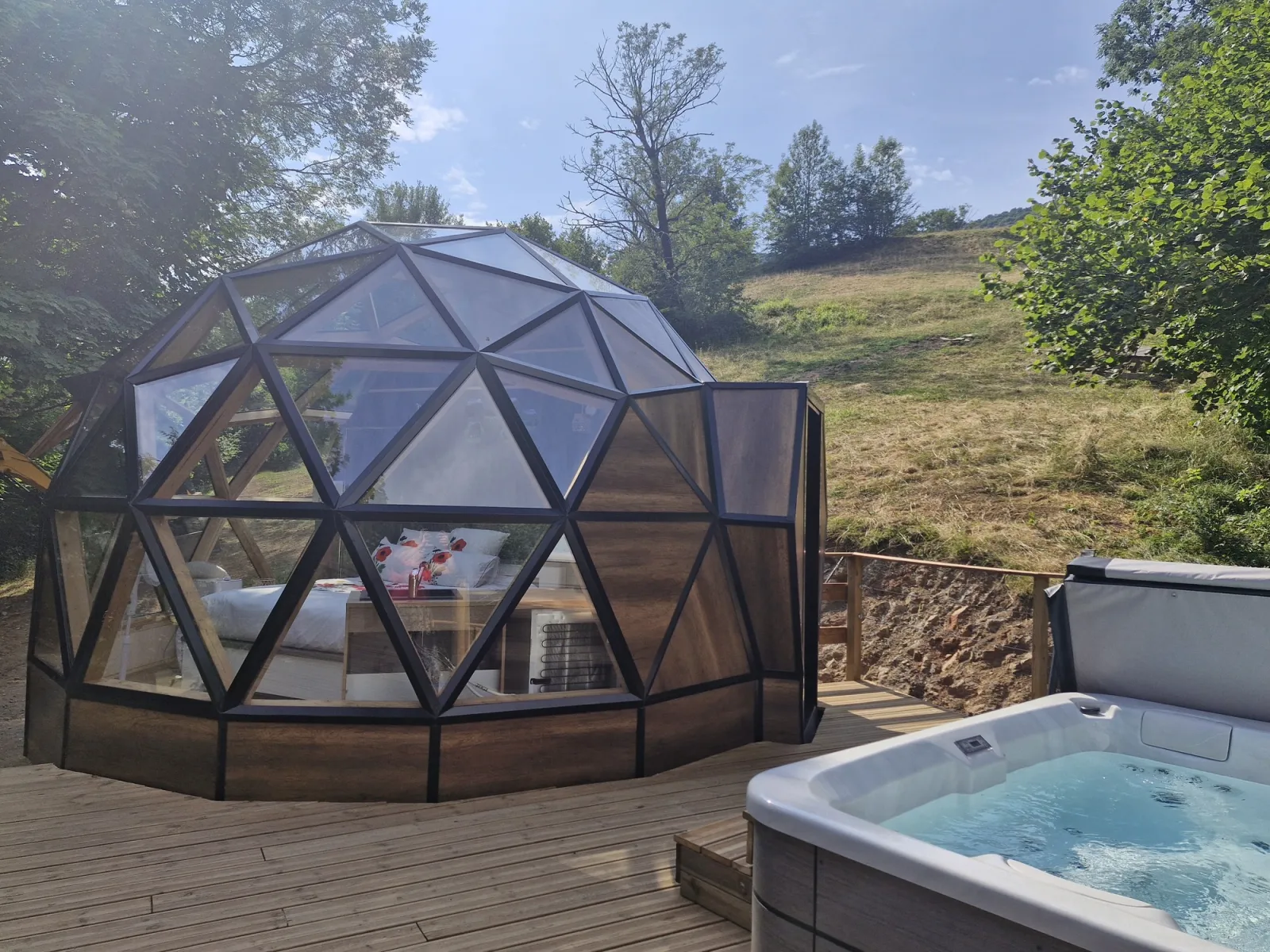 Bulle de Printemps de la Ferme de Lavaissière (hébergement insolite à la ferme), Mandailles-Saint-Julien