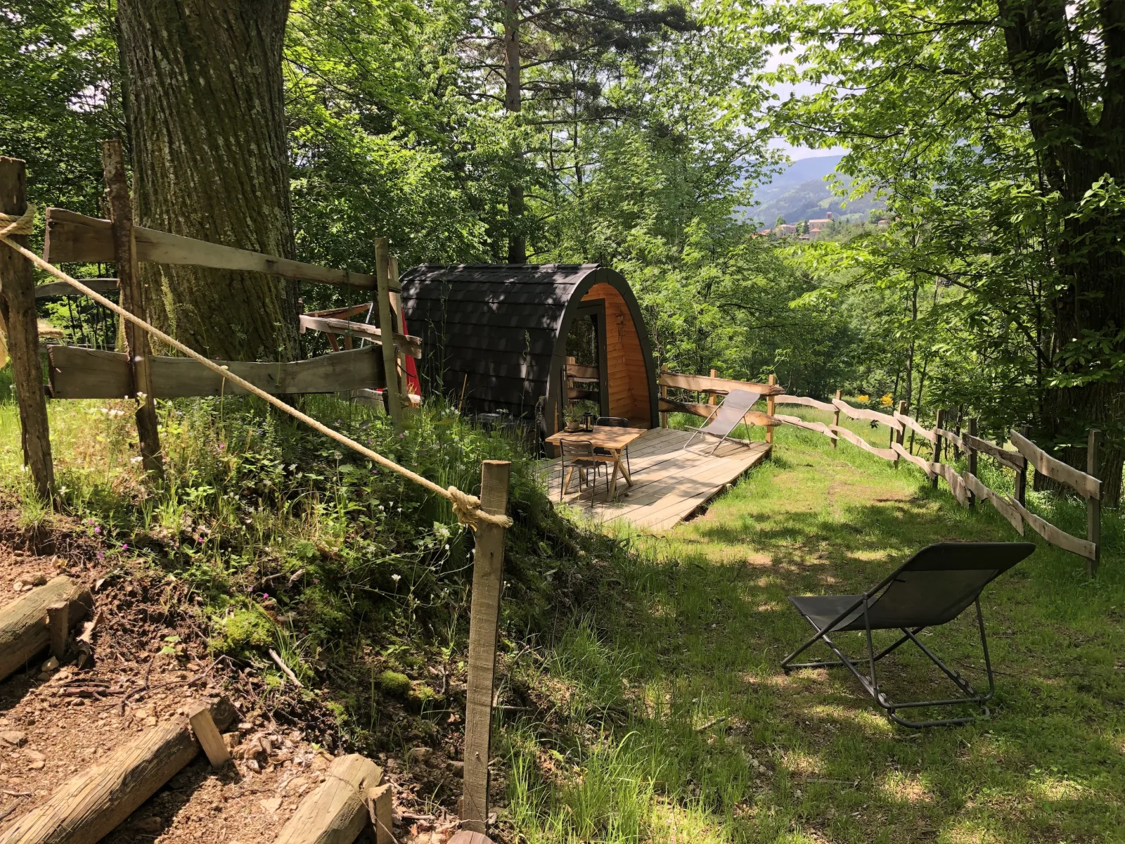 Cabane sous les Châtaigniers (hébergement insolite à la ferme), Nozières