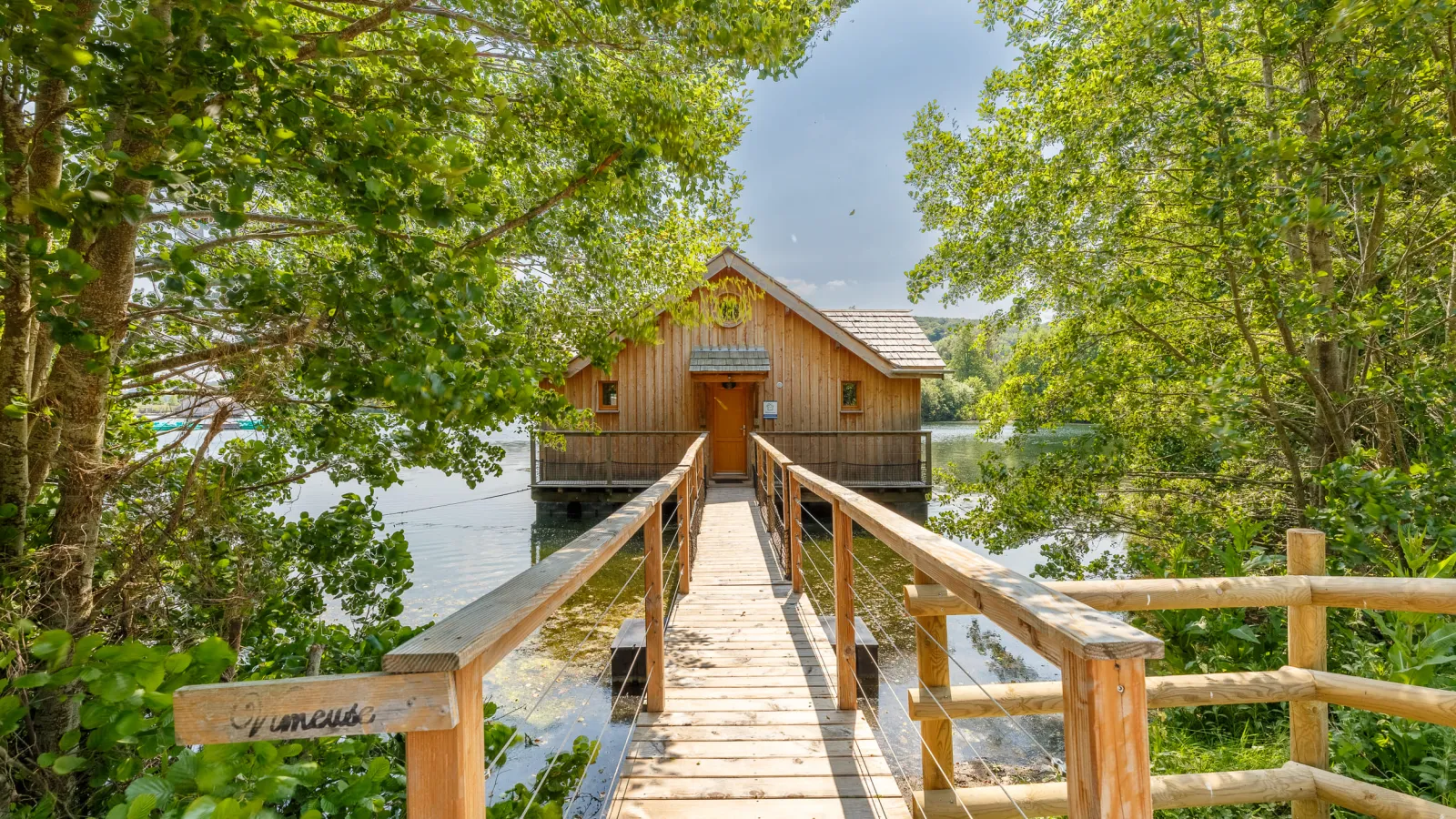 Cabane sur l'eau de LieuDieu (hébergement insolite à la ferme), Beauchamps