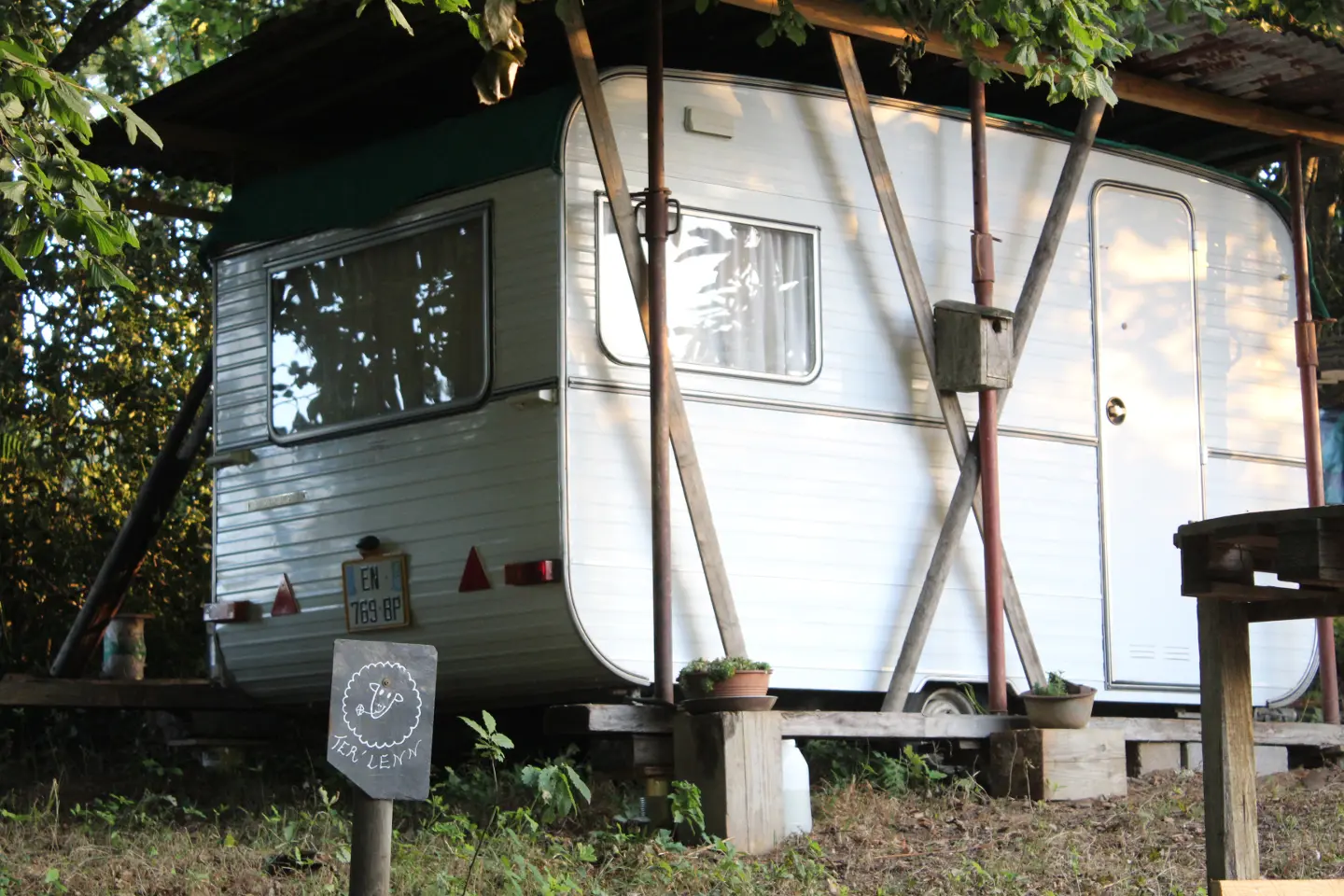 Caravane Ter'lenn l'Extension (hébergement insolite à la ferme), Beyssac