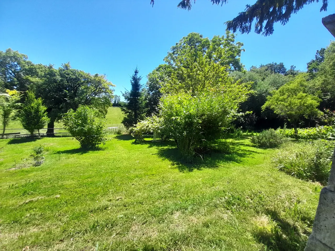 Chambre Api à La Perolle Nature (chambre d'hôtes à la ferme), Rouffiac