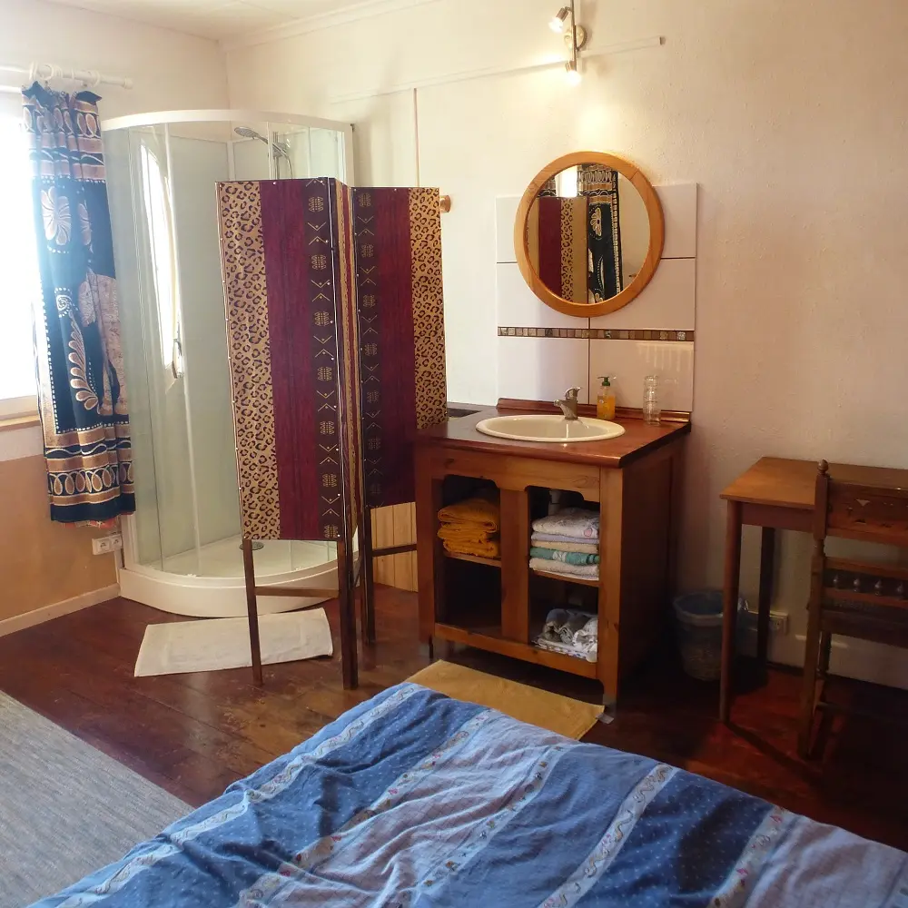 Chambre familiale pour trois, Biol : image 2