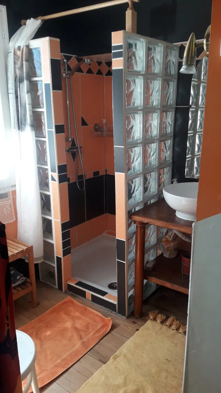 Chambre familiale pour quatre, Biol : image 2