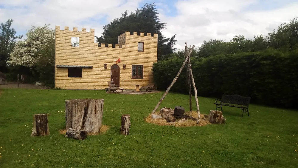 Château Médiéval de l'Écurie Leseigneur (hébergement insolite à la ferme), La Haye