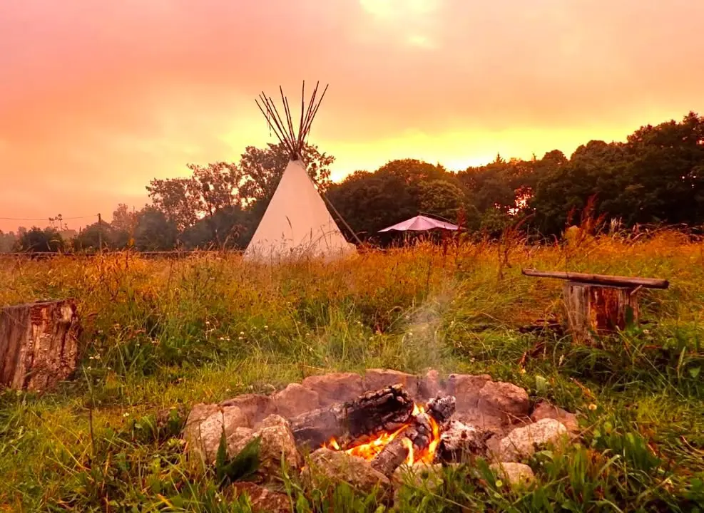 Grand Tipi de Terra-Tipike (hébergement insolite à la ferme), Trébry