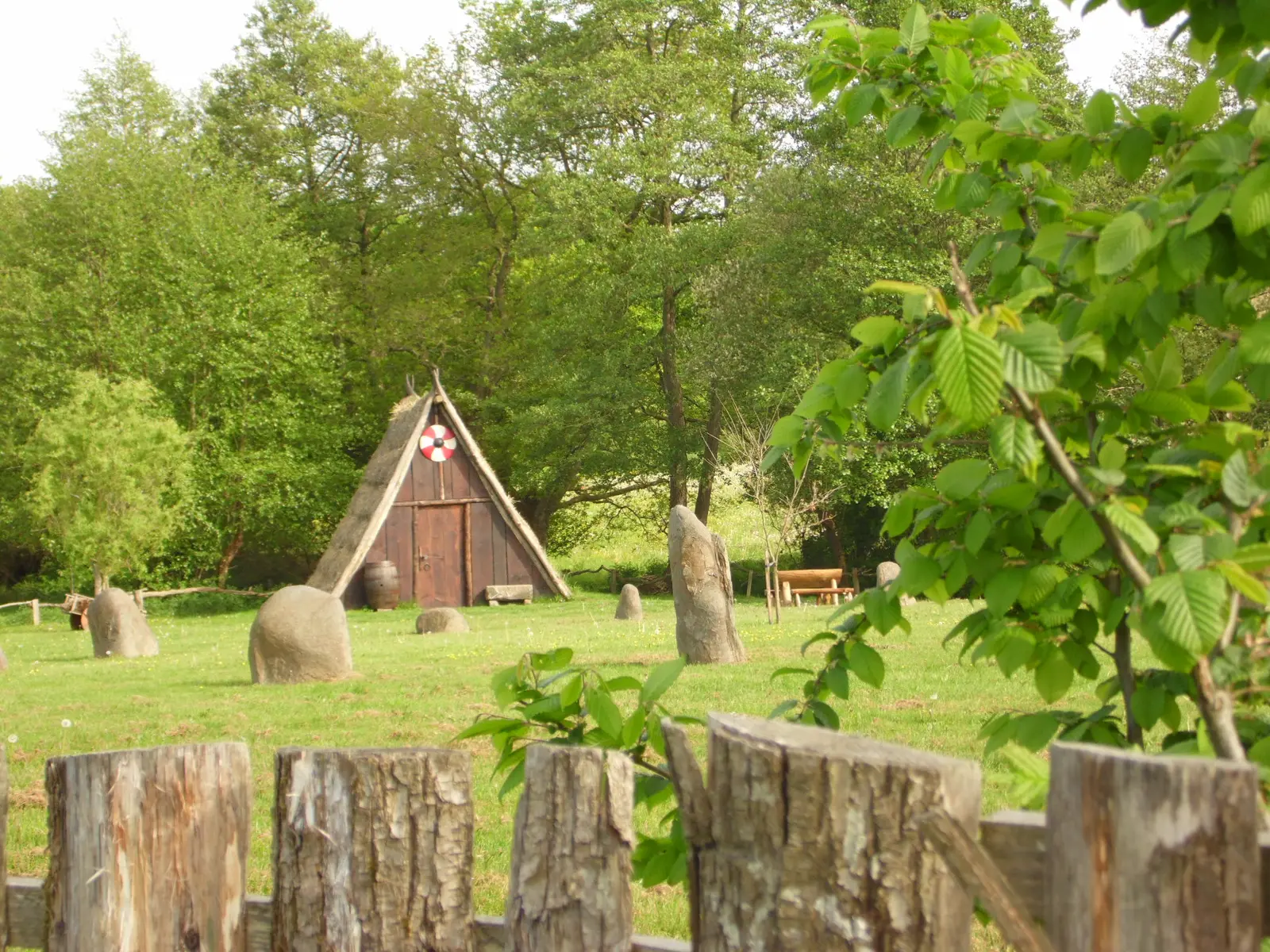 Hutte druidique (hébergement insolite à la ferme), Pleine-Fougères