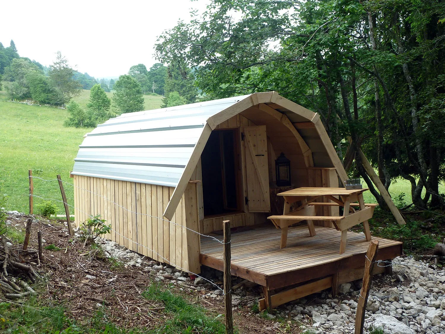 La Hutte de la Petite Échelle (hébergement insolite à la ferme), Rochejean