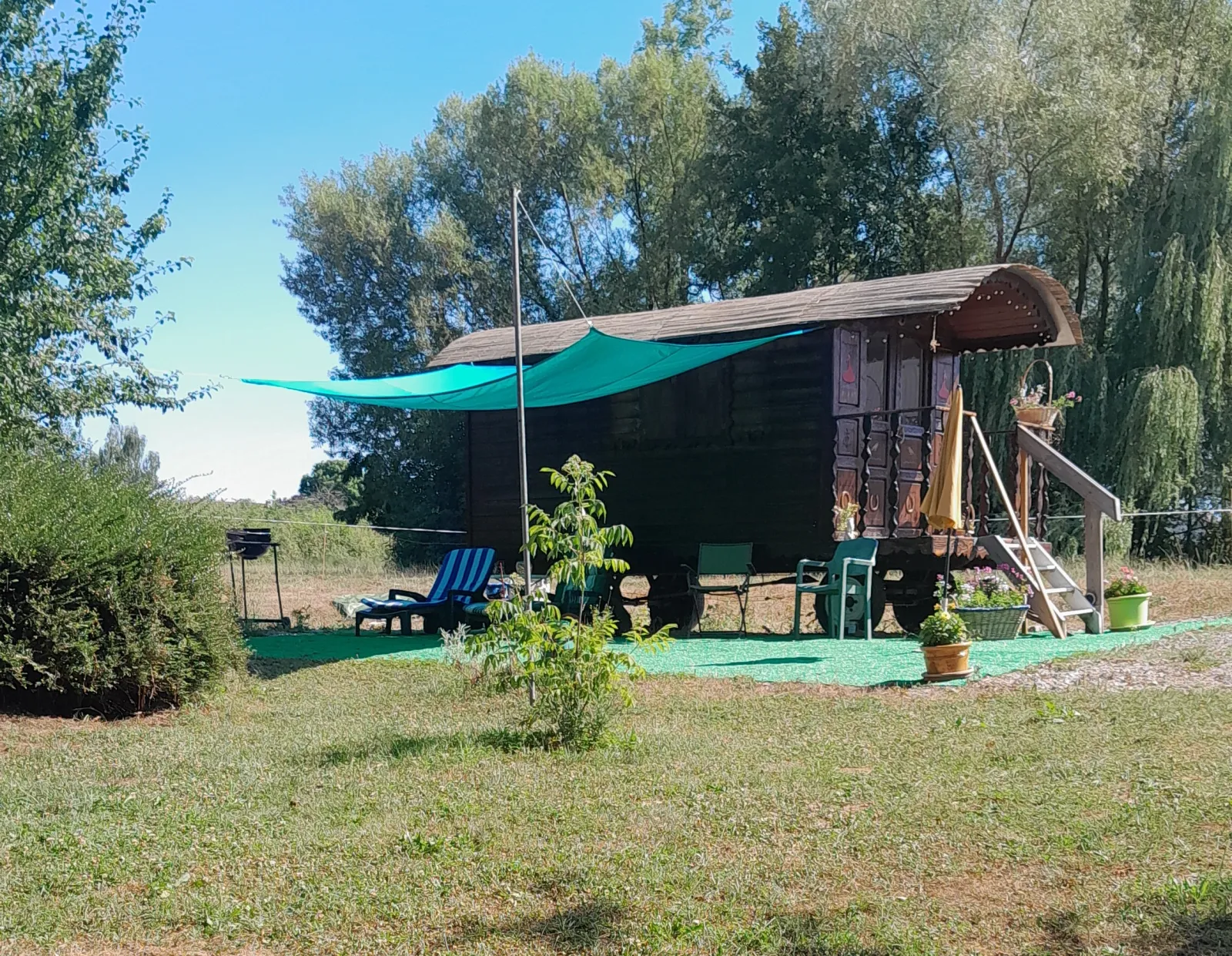 La roulotte au bord de l'étang (hébergement insolite à la ferme), Larnaud