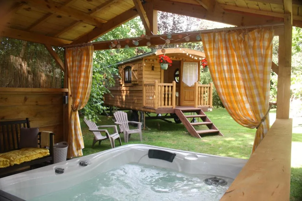 La Roulotte d'Émilie (hébergement insolite à la ferme), Beurlay