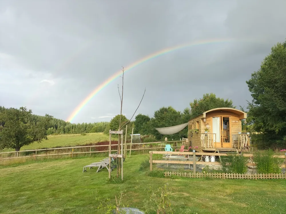 La Roulotte de Jane (hébergement insolite à la ferme), Arcisses