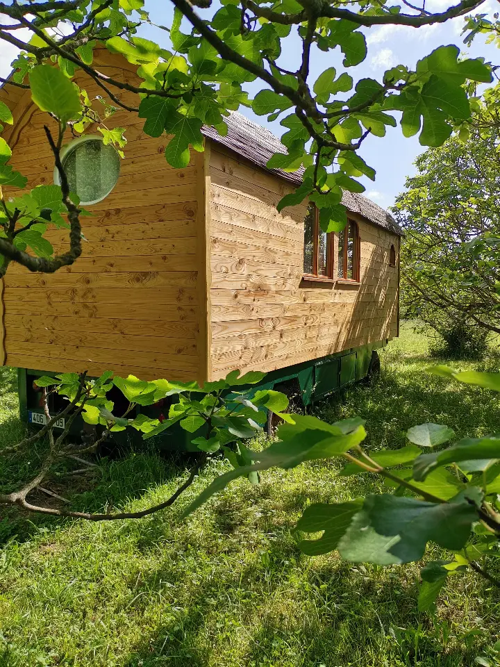 La Roulotte de la Ferme de la Plano (hébergement insolite à la ferme), Coutens