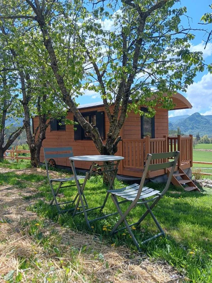 La Roulotte des Foins (hébergement insolite à la ferme), Montmaur