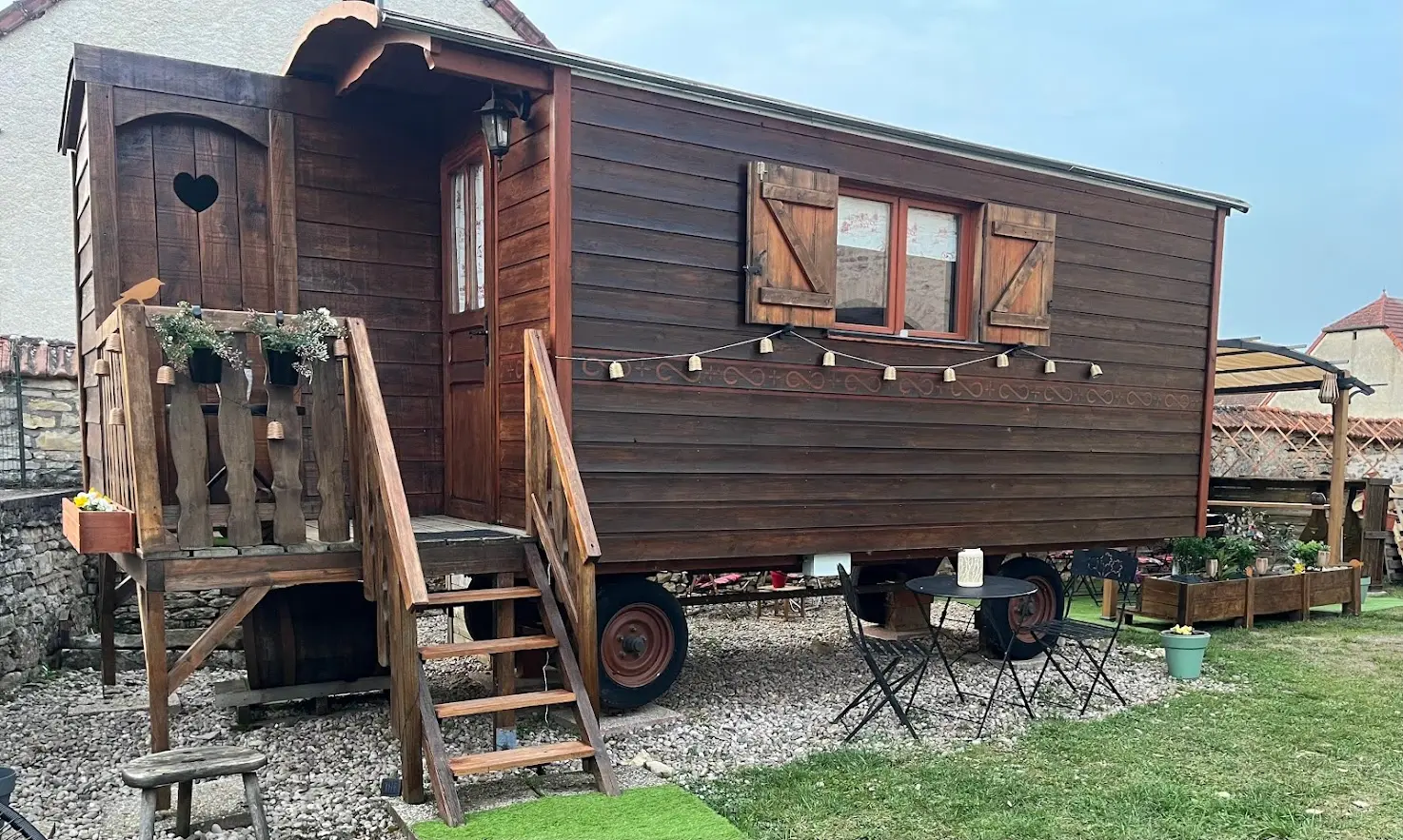 La roulotte du maraîcher (hébergement insolite à la ferme), Scye
