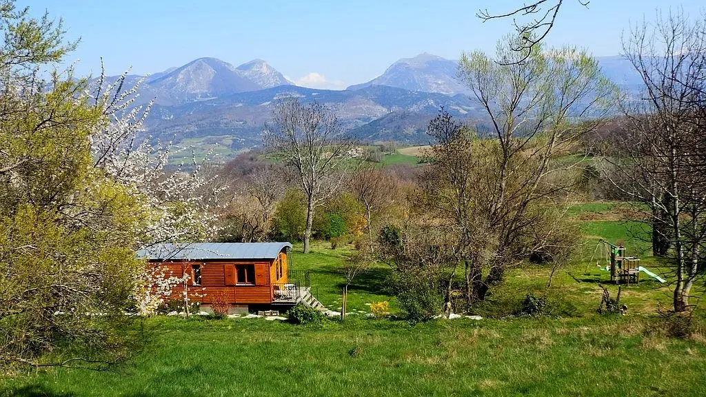 La Roulotte du Panicaut (hébergement insolite à la ferme), Francillon-sur-Roubion