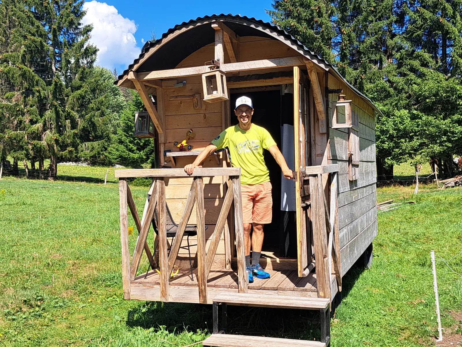 La Roulotte Franco-Suisse (hébergement insolite à la ferme), Rochejean