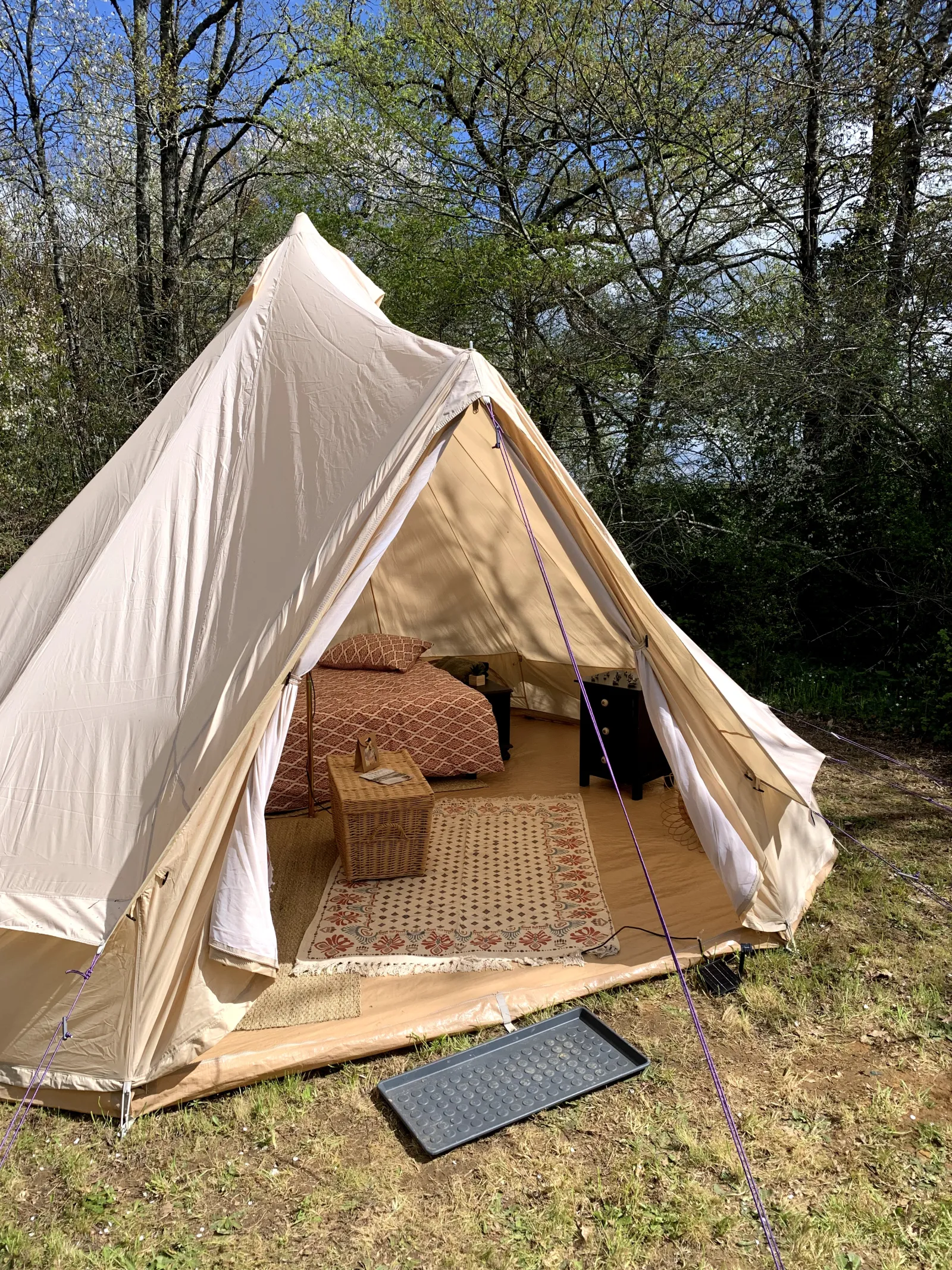 Le Bivouac du Jardinier (tente à la ferme), Abzac