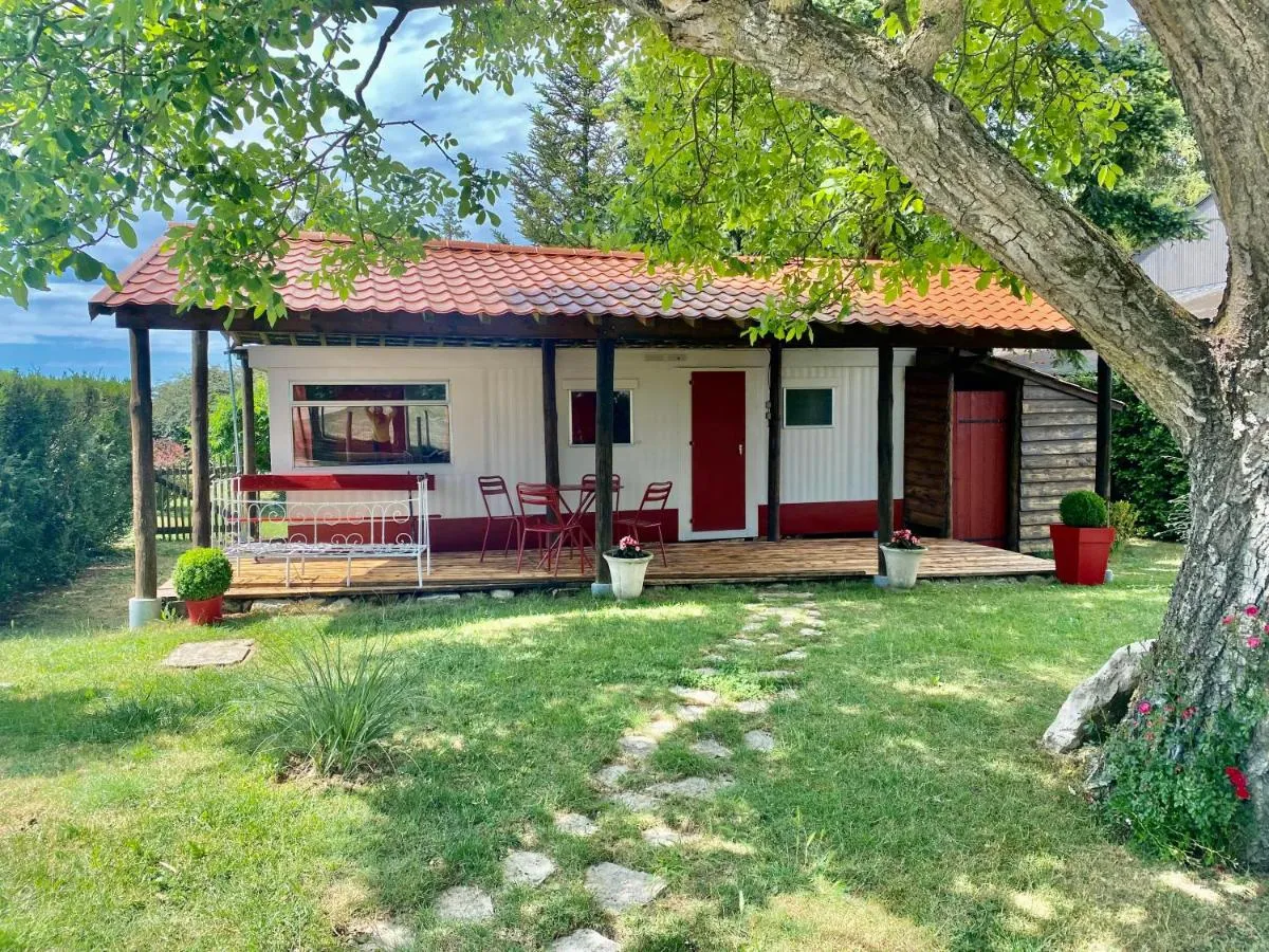 Mobil-home sous chalet de la ferme de Josnes (hébergement insolite à la ferme), Josnes
