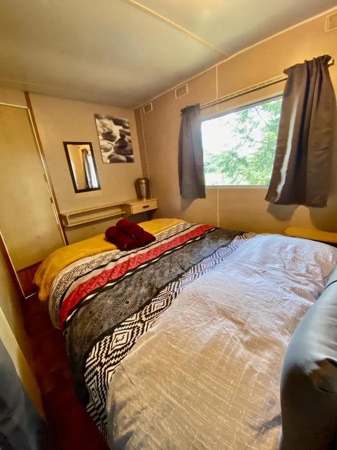 Mobil-home sous chalet de la ferme de Josnes, Josnes : image 2