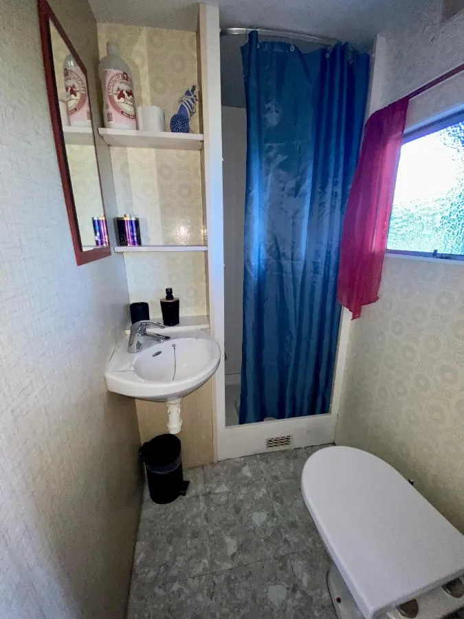 Mobil-home sous chalet de la ferme de Josnes, Josnes : image 3