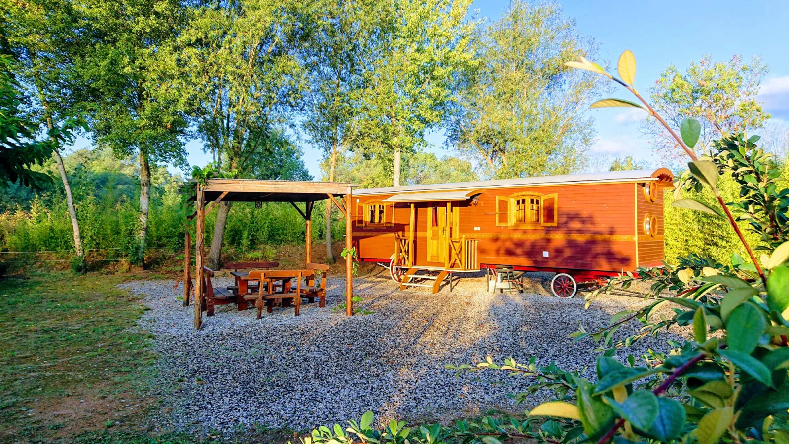 Roulotte d'Ardèche du Village Mériva (hébergement insolite à la ferme), Montréal