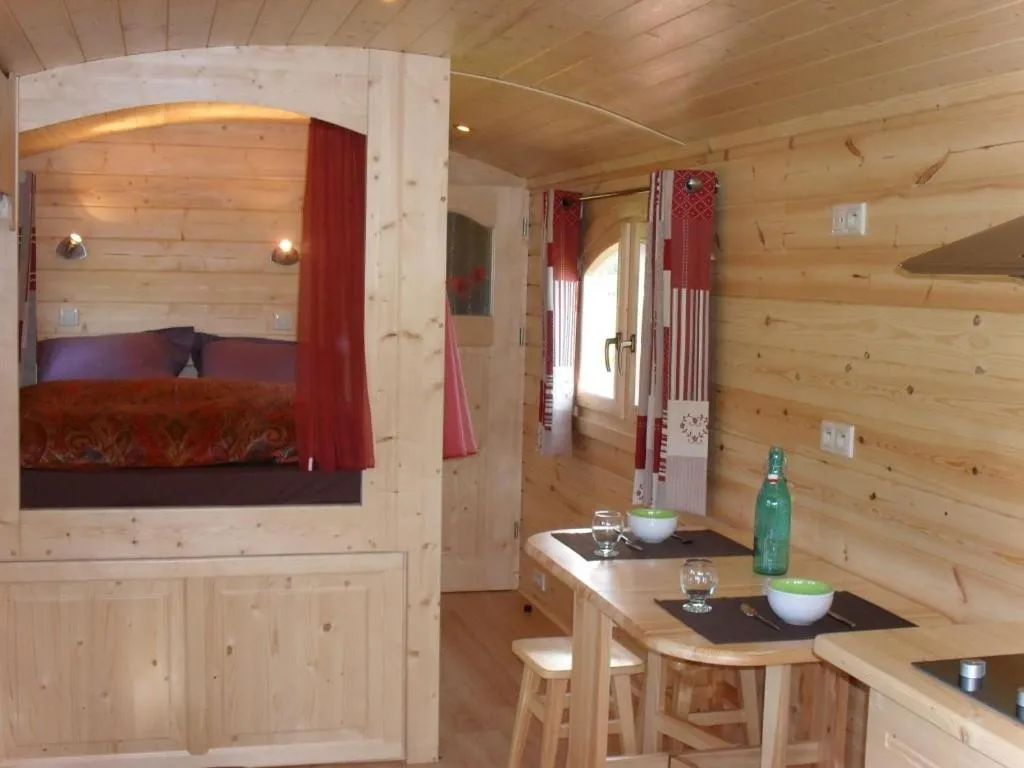 Roulotte des Monts du Forez (hébergement insolite à la ferme), Palogneux