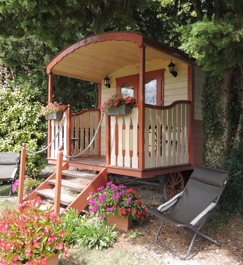 Roulotte du Mas du Soleil (hébergement insolite à la ferme), Eyragues