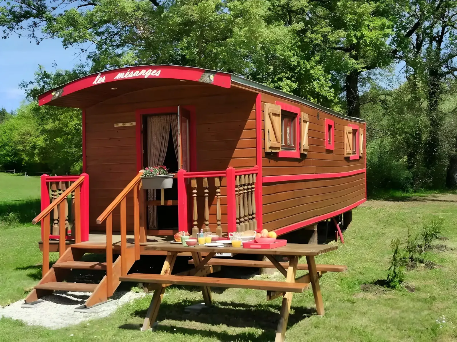 Roulotte Les Mésanges (hébergement insolite à la ferme), Sainte-Foi