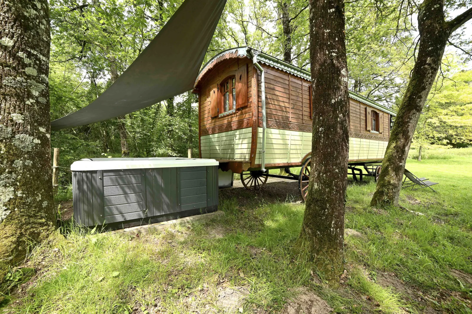 Roulotte Spa La Forestière (hébergement insolite à la ferme), Descartes