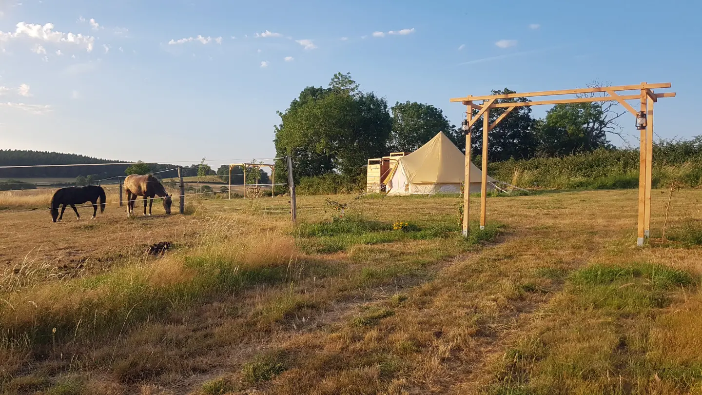 L'Hirondelle (tente à la ferme), Issy-l'Évêque