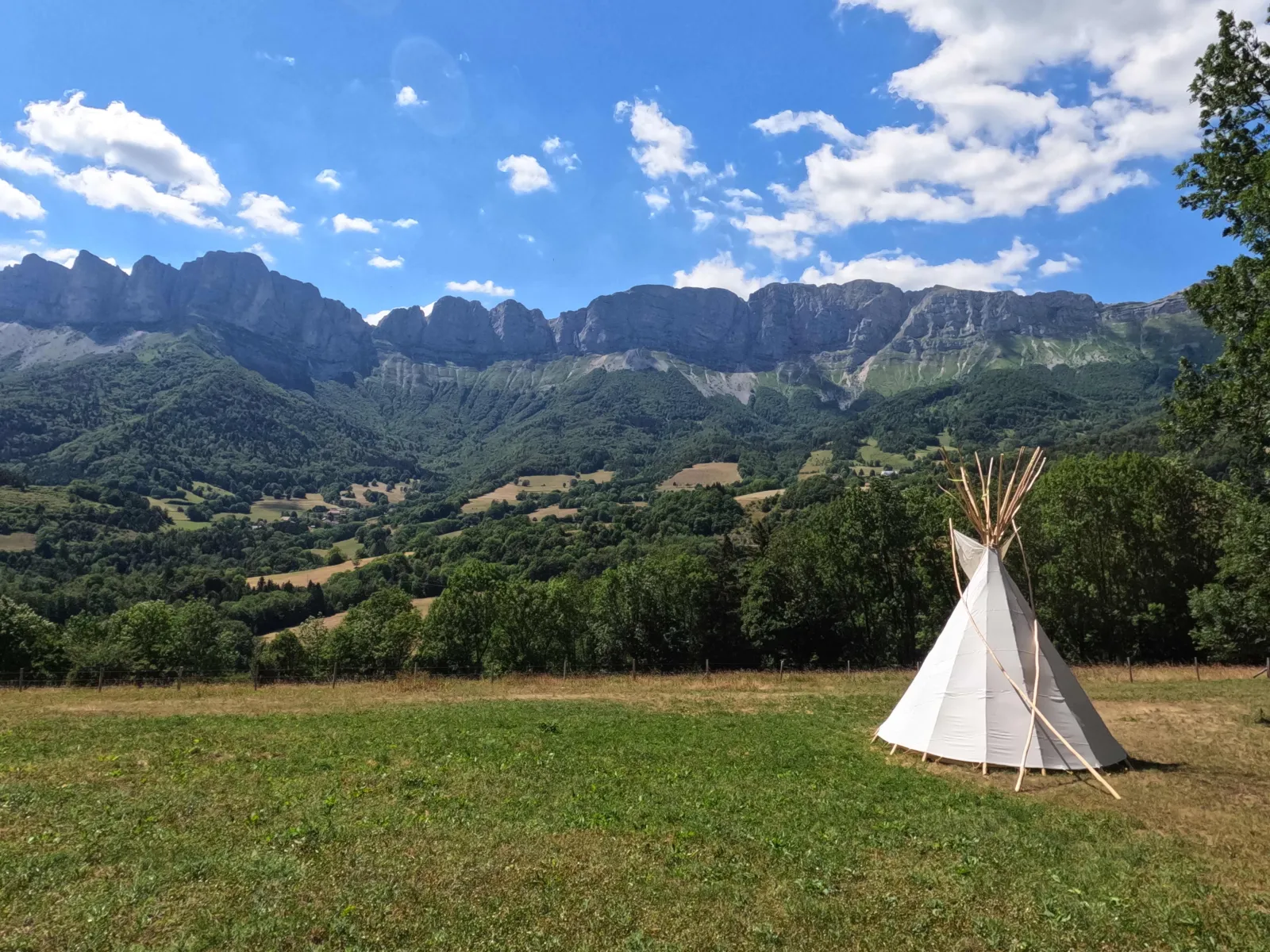 Tipi au Woody Ranch (hébergement insolite à la ferme), Château-Bernard