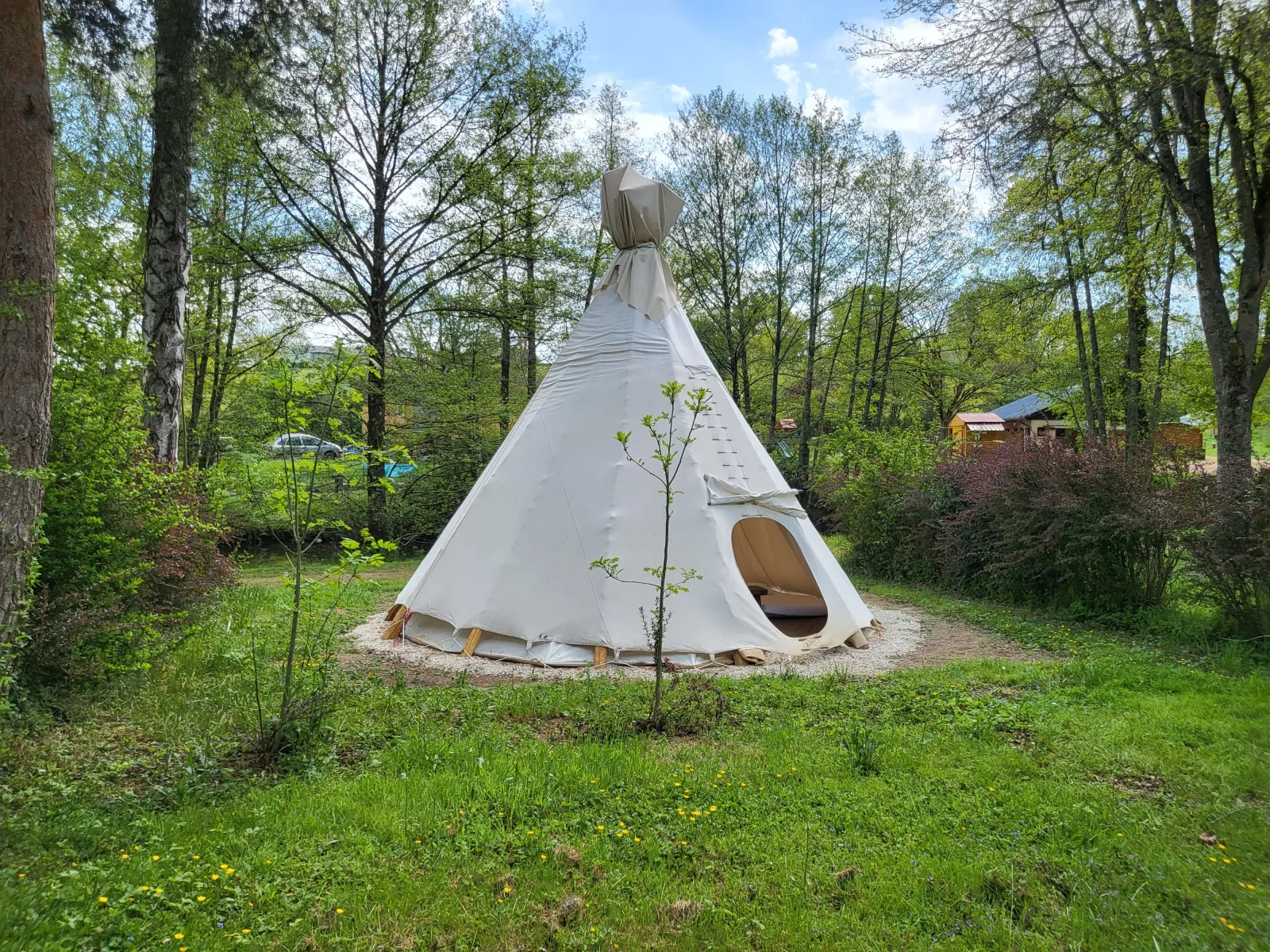 Tipi de l'Éco-camping L'Alternatif (hébergement insolite à la ferme), Huriel