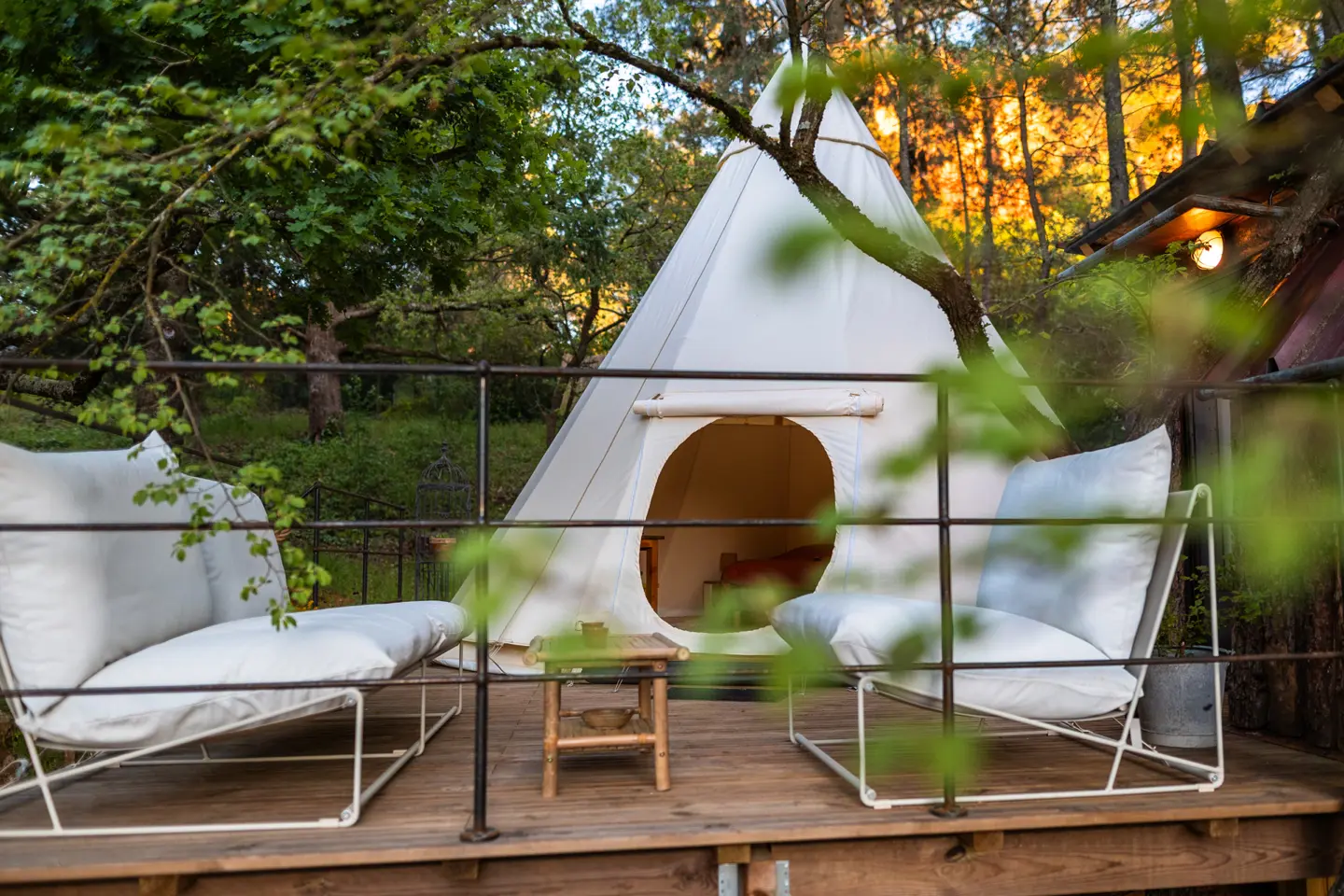 Tipi de la Tribu des Ocres (hébergement insolite à la ferme), Roussillon
