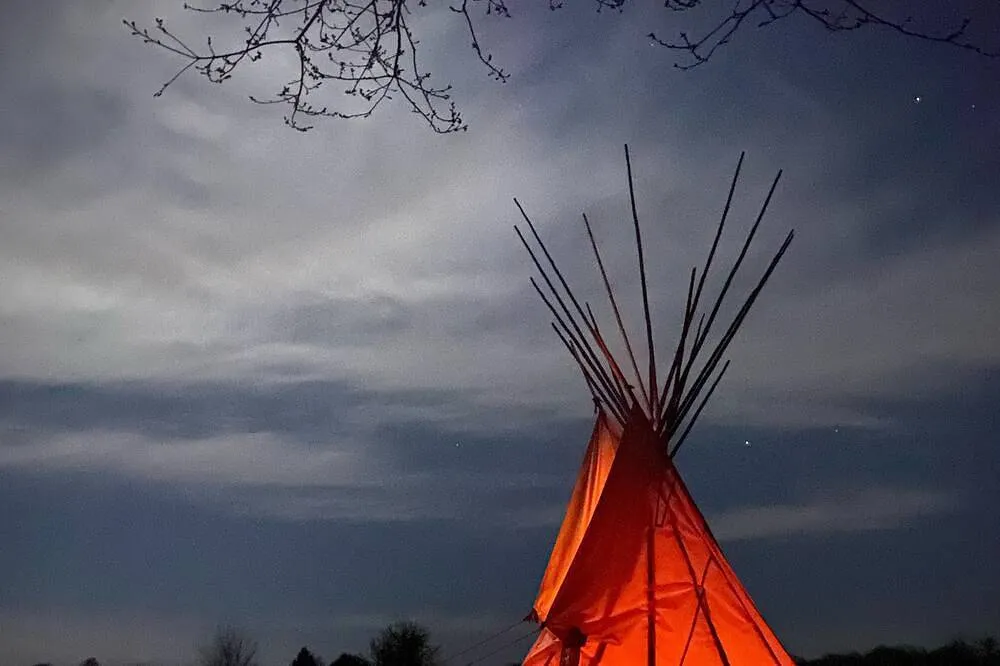 Tipi Sioux en pleine nature (hébergement insolite à la ferme), Bitry