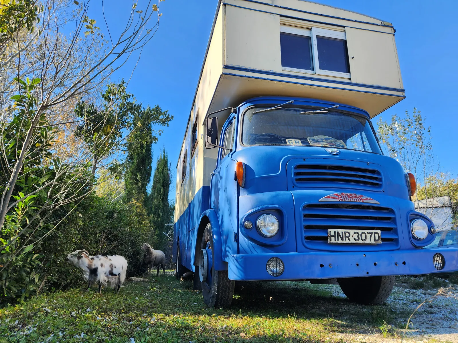 Truck-Lodge l'Albion (hébergement insolite à la ferme), Saint-Andiol
