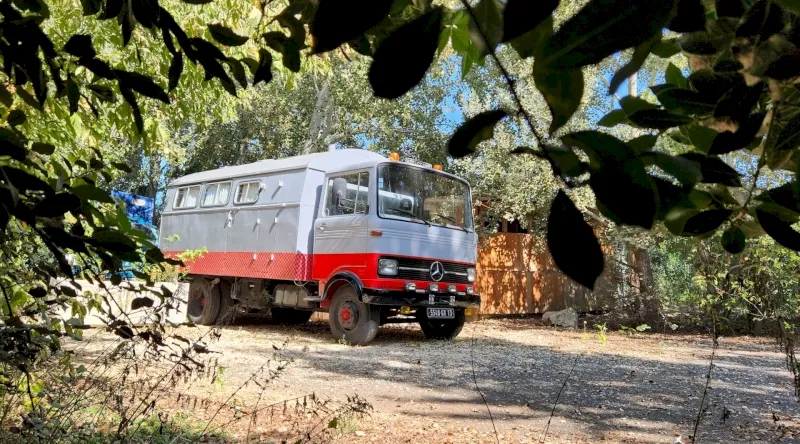 Truck-Lodge le 608 (hébergement insolite à la ferme), Saint-Andiol