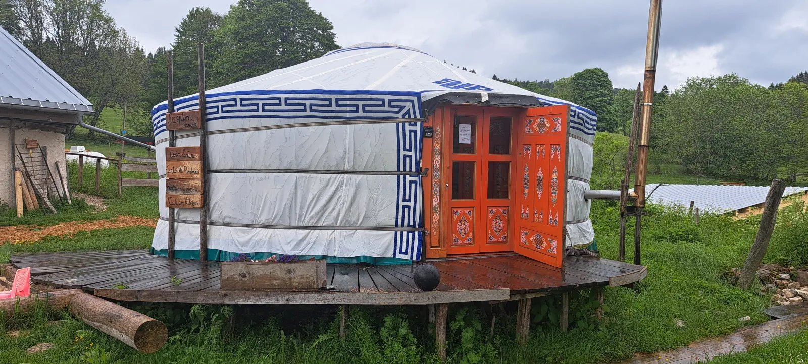 Yourte chalet (hébergement insolite à la ferme), Rochejean