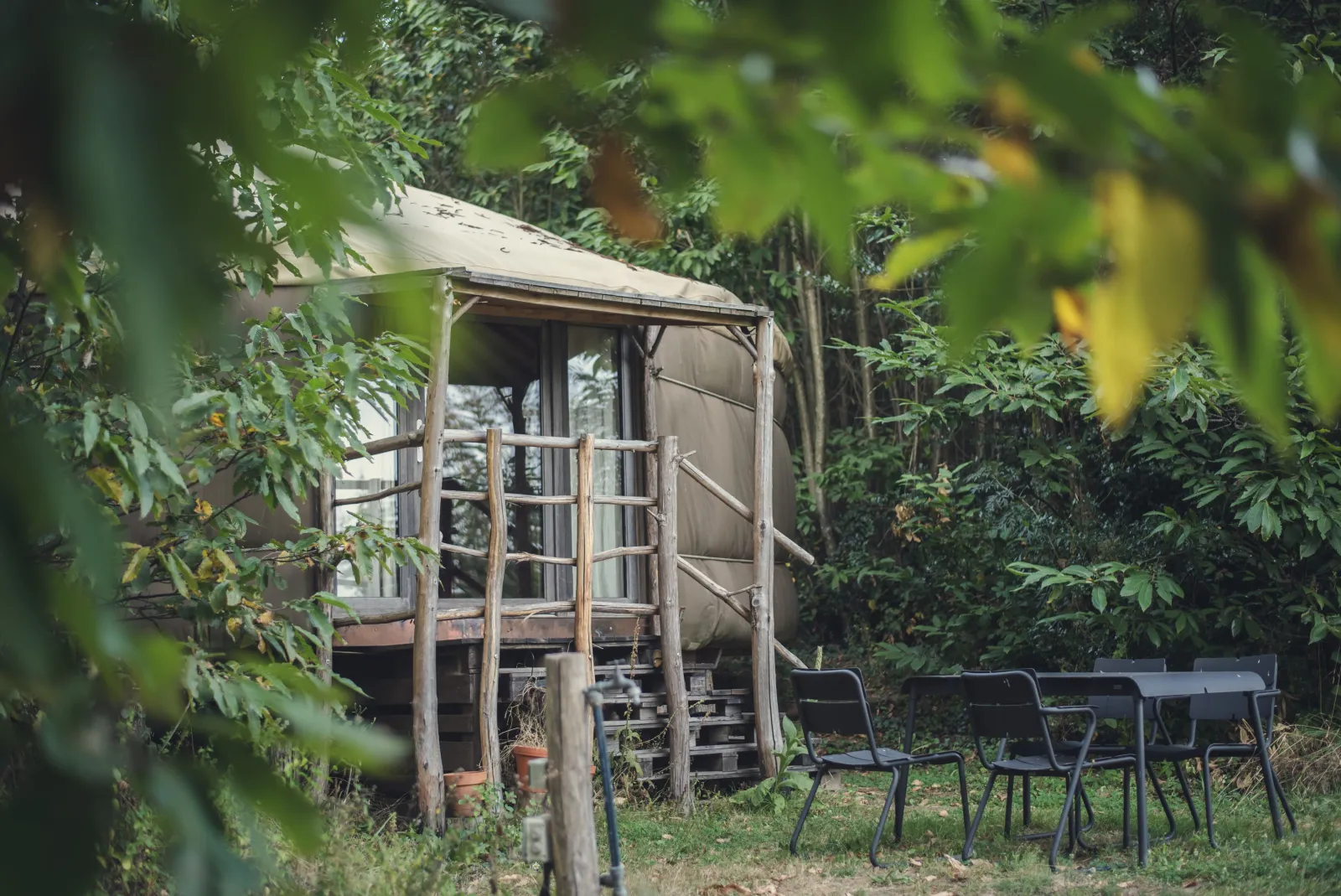 Yourte contemporaine de la Goursaline (hébergement insolite à la ferme), Bussière-Galant