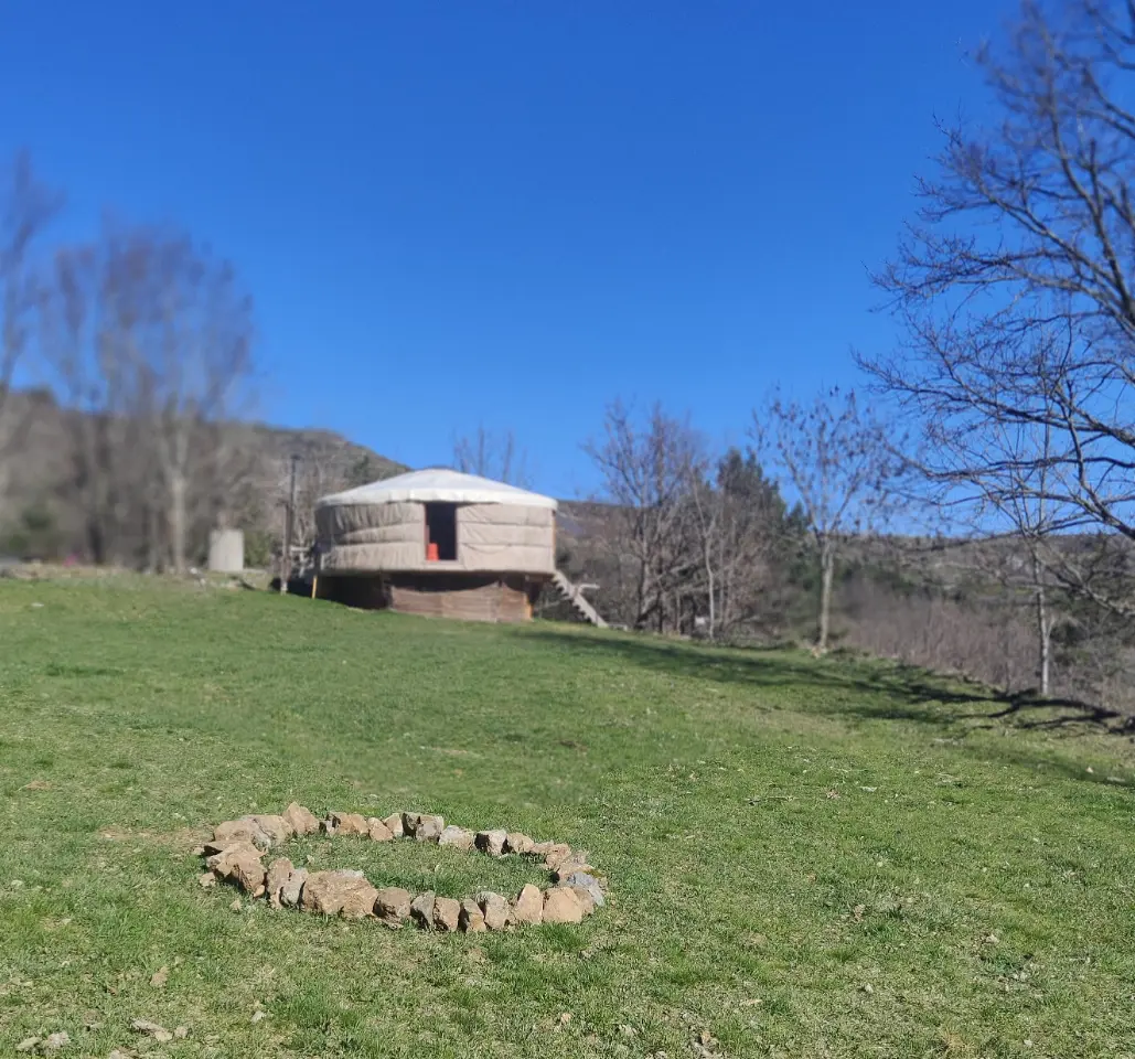 Yourte de la Ferme (hébergement insolite à la ferme), Borée