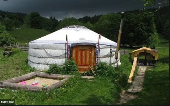 Yourte Mont d'Or (hébergement insolite à la ferme), Rochejean