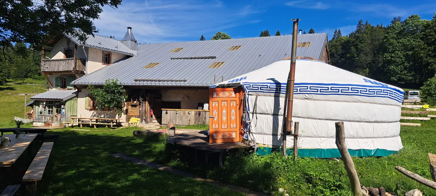 Yourte Sapin à La Petite Échelle (hébergement insolite à la ferme), Rochejean